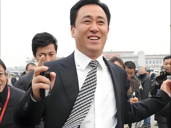 股票配资资讯 许家印为自保全交代！三位靠山身份曝光？